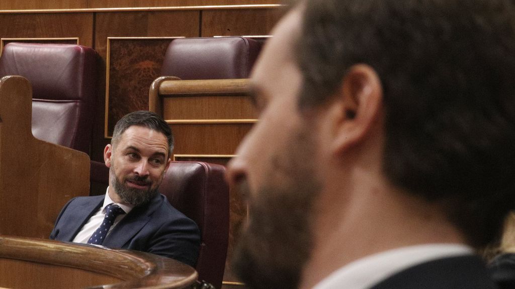 Abascal amenaza a Casado con una moción de censura y le acusa de ser "cómplice" de Sánchez Abascal amenaza a Casado con una moción de censura y le acusa de ser "cómplice" de Sánchez