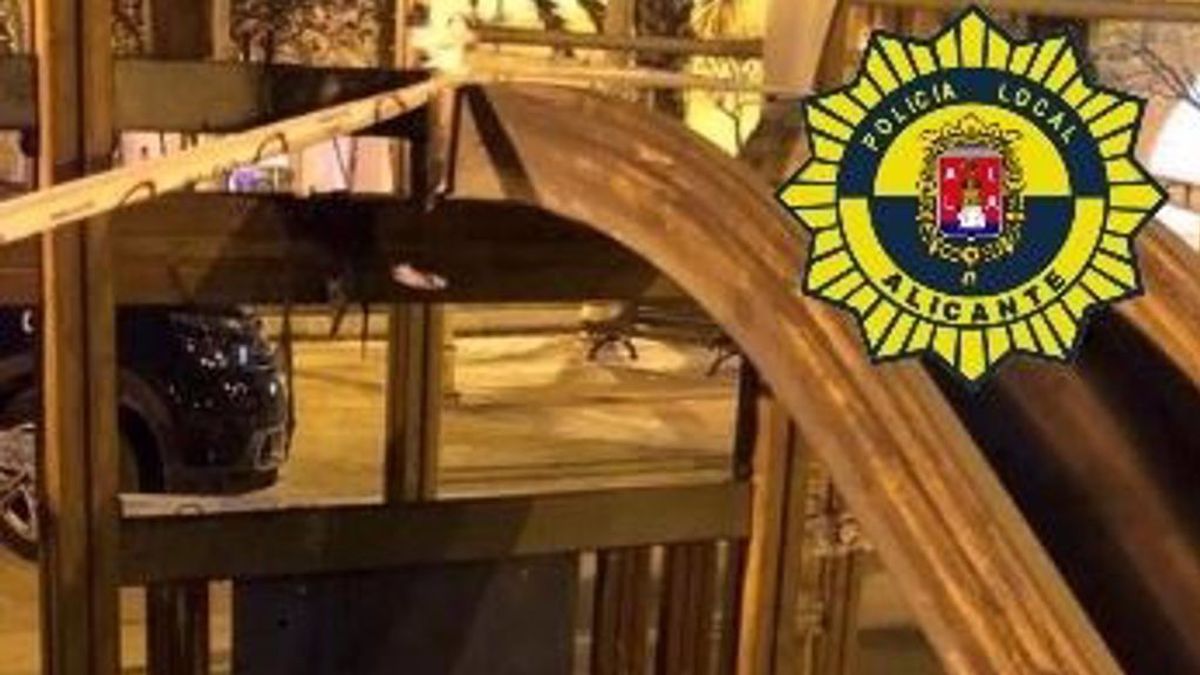 Detenida una joven de 19 años por quemar un parque infantil tras saltarse el toque de queda en Alicante Detenida una joven de 19 años por quemar un parque infantil tras saltarse el toque de queda en Alicante