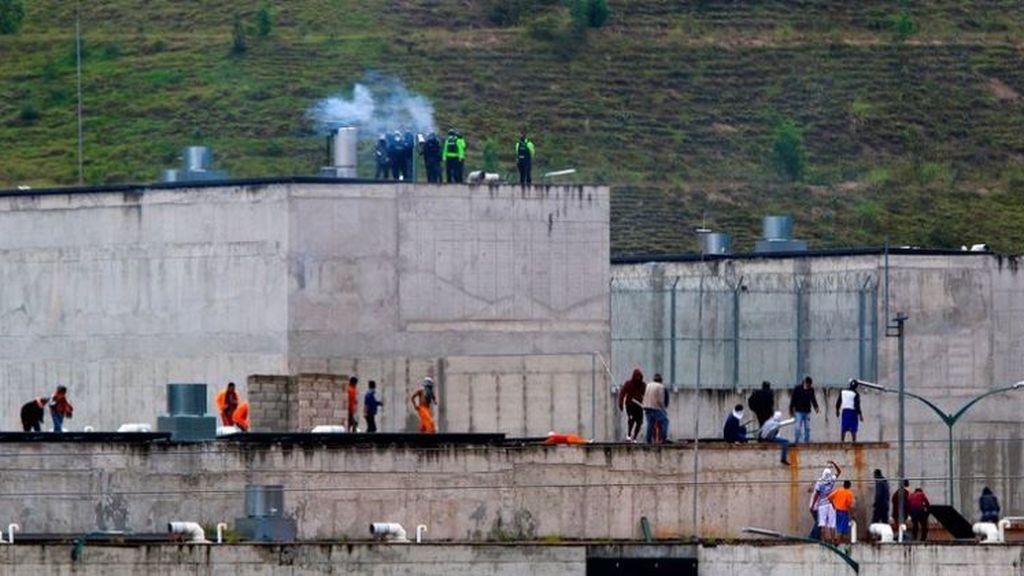 Violentos motines en tres cárceles de Ecuador:  Más de 70 presos muertos en reyertas entre bandas