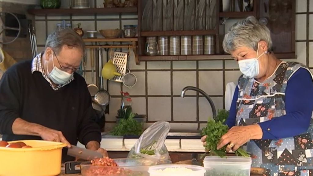 Domingo y María, la pareja que cocina para 50 inmigrantes que duermen al raso en Canarias