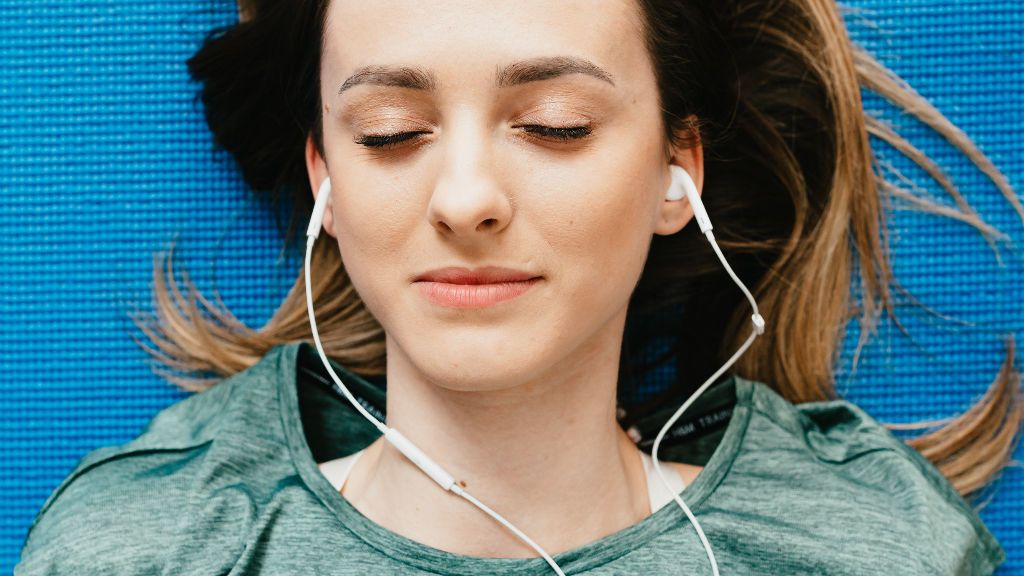 Una chica escuchando música