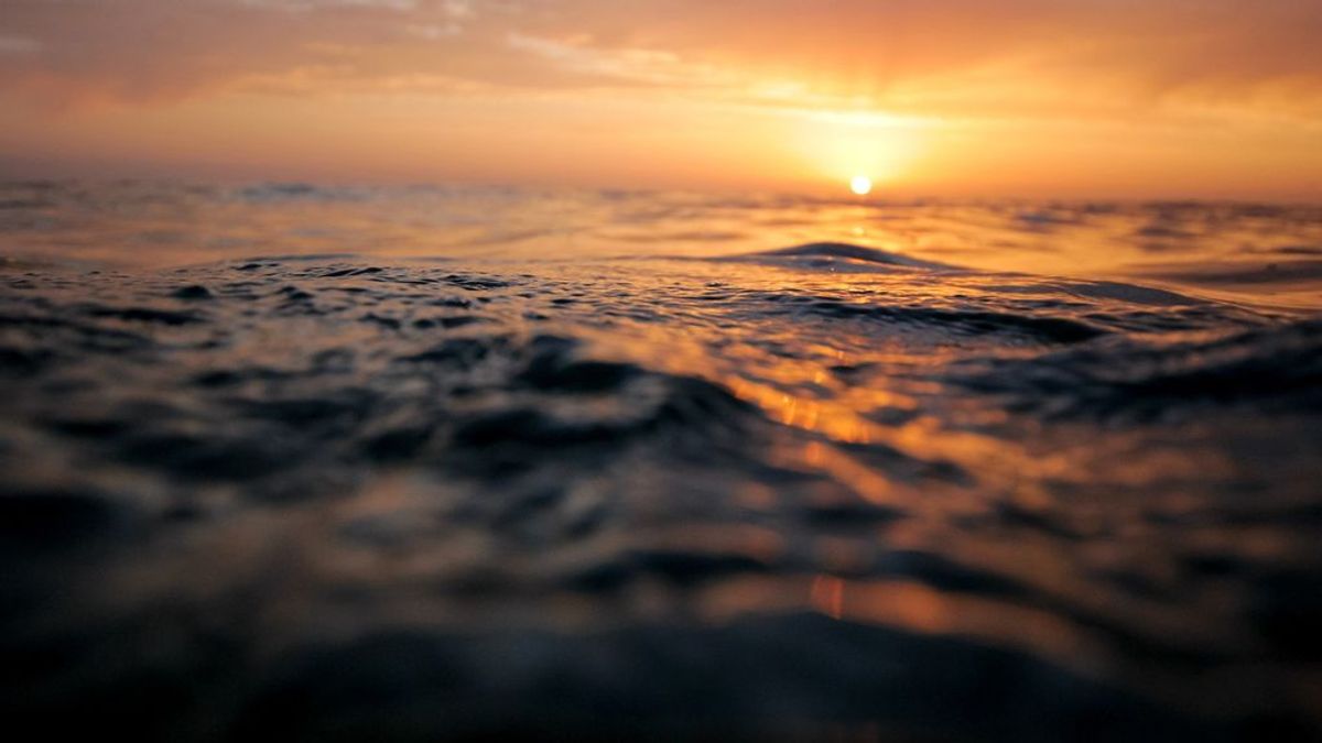 Un marinero sobrevive 14 horas en el océano tras caerse por la borda: se aferró a una boya vieja