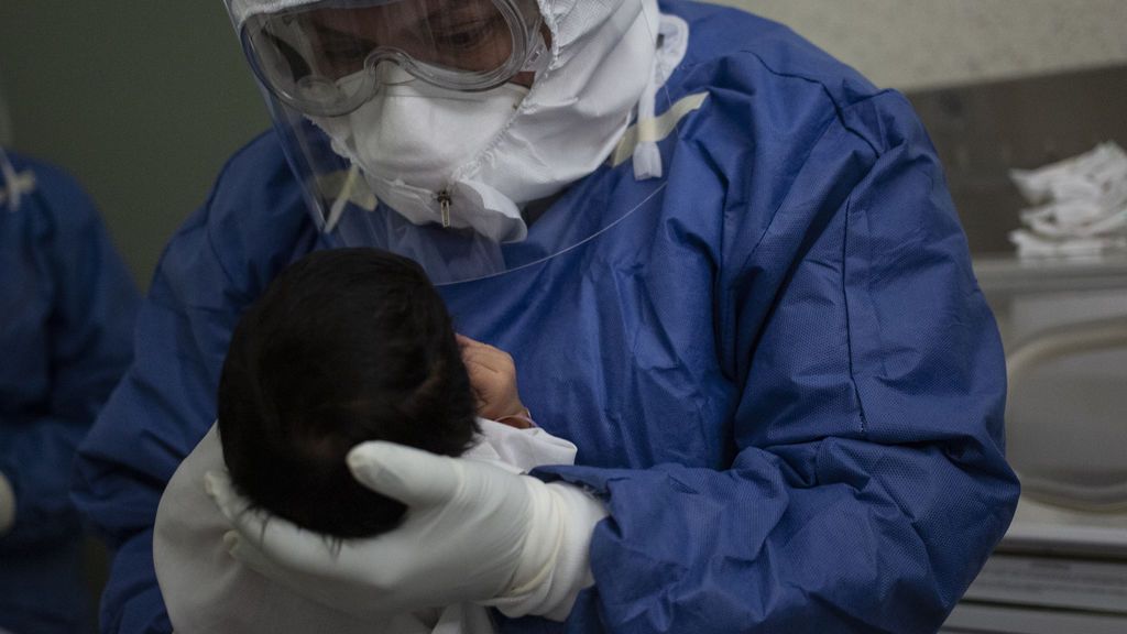 Detectan una nueva variante del coronavirus en un bebé con una carga viral 51.000 veces mayor a la normal Detectan una nueva variante del coronavirus en un bebé con una carga viral 51.000 veces mayor a la normal