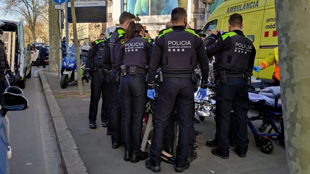 Una mujer embarazada no llega al hospital y da a luz en plena Gran Vía de Barcelona Una mujer embarazada no llega al hospital y da a luz en plena Gran Vía de Barcelona