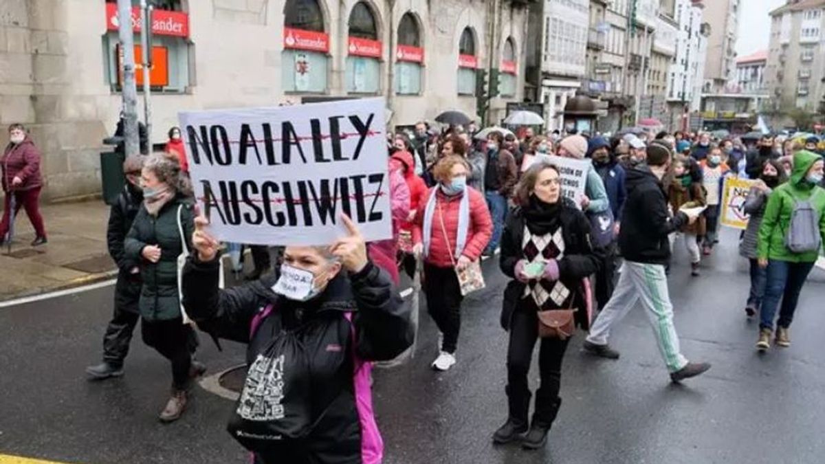 Varias personas participan en una manifestación contra la conocida como ‘Ley Auschwitz’