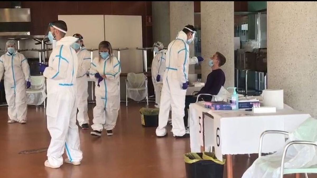 Salud inicia un cribado en la Vila Universitaria de la UAB: “Hemos llenado las neveras ante la posibilidad de estar más días confinados” Salud inicia un cribado en la Vila Universitaria de la UAB: “Hemos llenado las neveras ante la posibilidad de estar más días confinados”