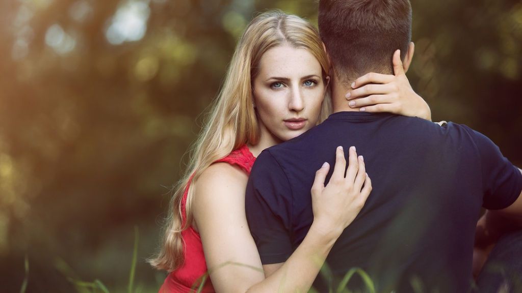 Desenmascara al novio de su amiga y descubre que le es infiel con chicos: "Esto es muy fuerte"