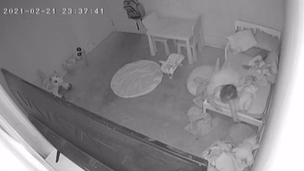 Un padre muestra lo que ocurre en la habitación de su hija cuando se va a dormir: "Es arrastrada bajo la cama"