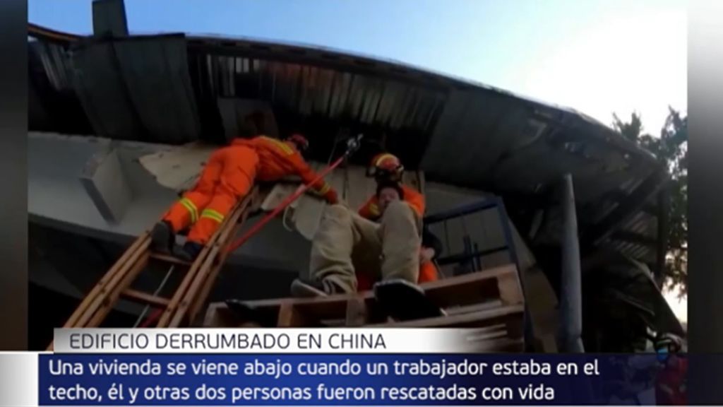 Se derrumba un edificio en China con un trabajador en el tejado: él y otras dos personas fueron rescatados con vida