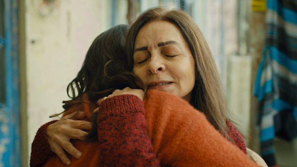 Zeynep regresa a su casa y descubre la terrible realidad de sus padres