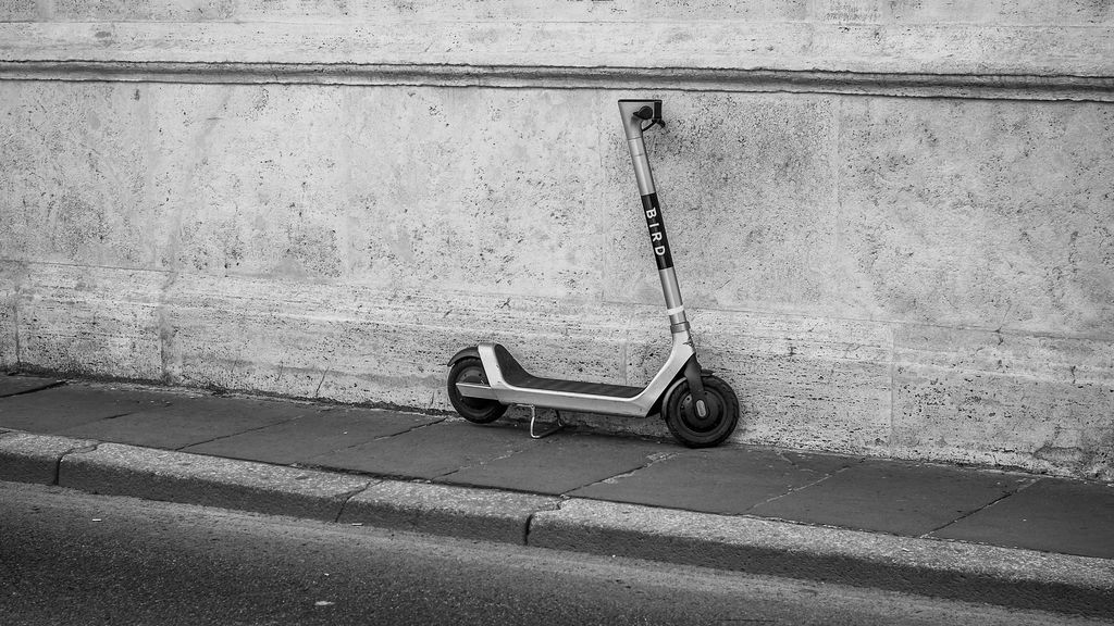 Falsos mitos sobre el patinete eléctrico: ni es tan 'eco' como creías, ni tan sostenible como parece