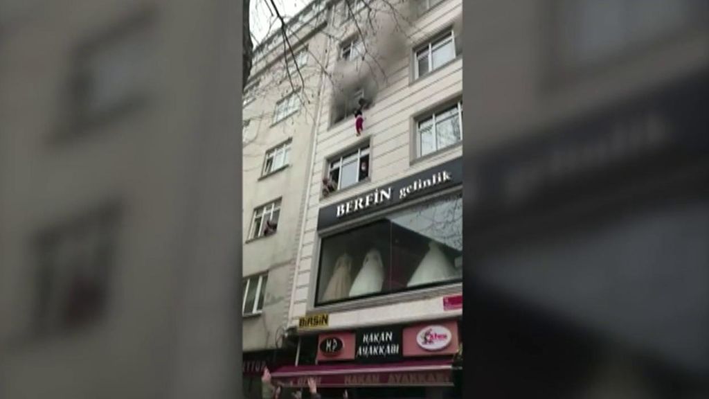 La decisión desesperada de una madre: arroja a sus cuatro hijos por la ventana tras desatarse un incendio en el edificio
