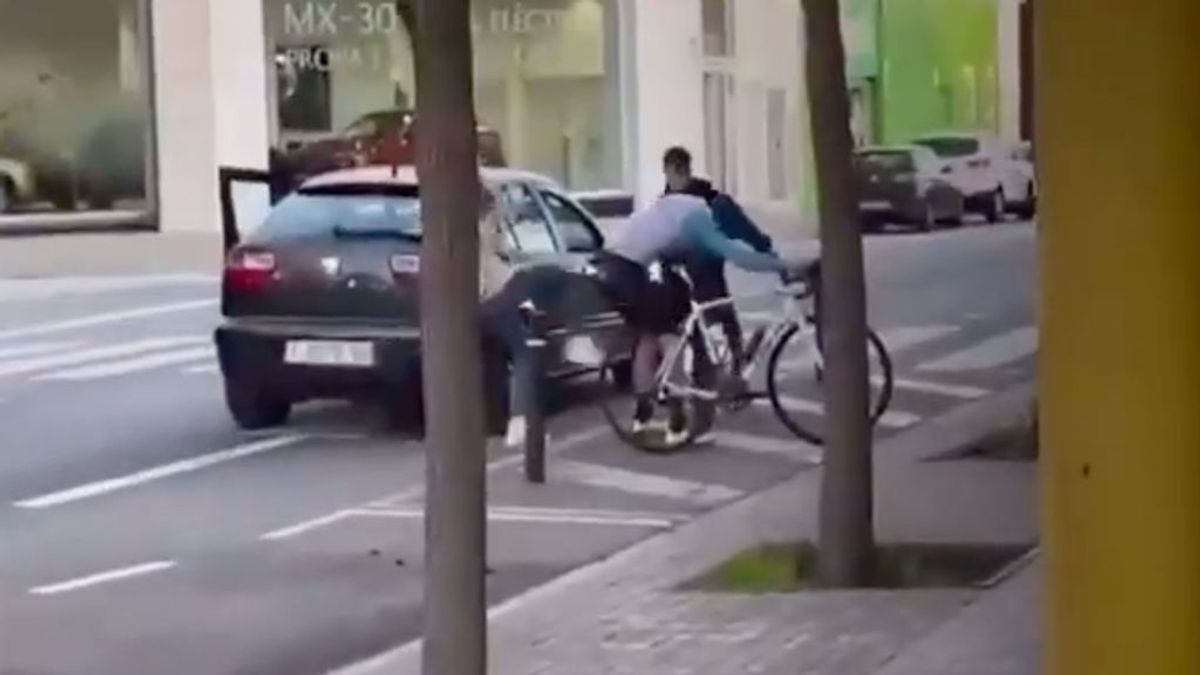 Brutal agresión a un ciclista en Sabadell: patadas, puñetazos y golpes con una llave inglesa