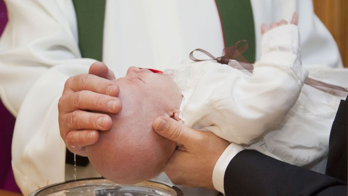 La Iglesia Ortodoxa de Rumanía no cambiará el ritual de bautismo pese al clamor por la muerte de un bebé