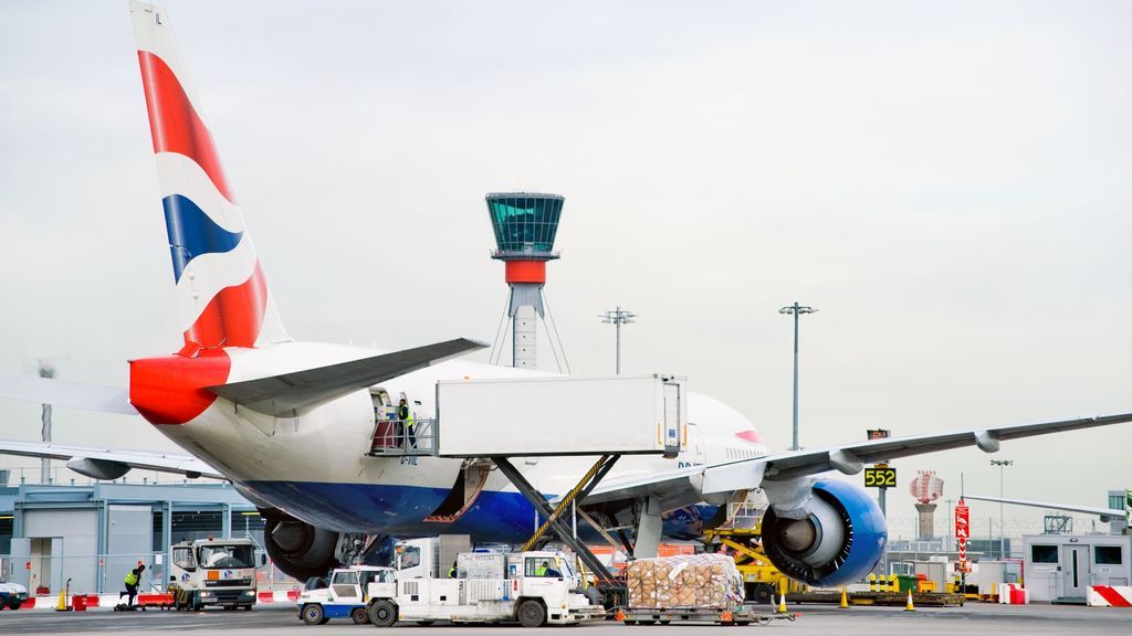 Un Boeing 777 con destino a Madrid aterriza de emergencia en Rusia por problemas con un motor Un Boeing 777 con destino a Madrid aterriza de emergencia en Rusia por problemas con un motor