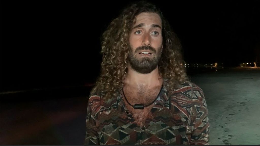 Raúl, hundido tras la hoguera