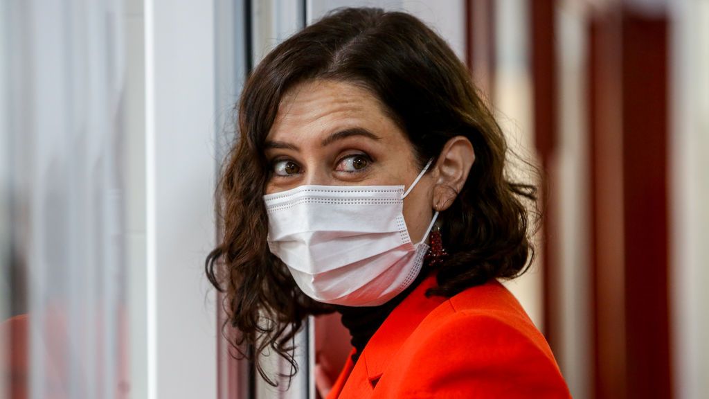 Ayuso: "Madrid mantendrá dos semanas más el toque de queda a las 23 horas y la prohibición de reuniones en domicilios"