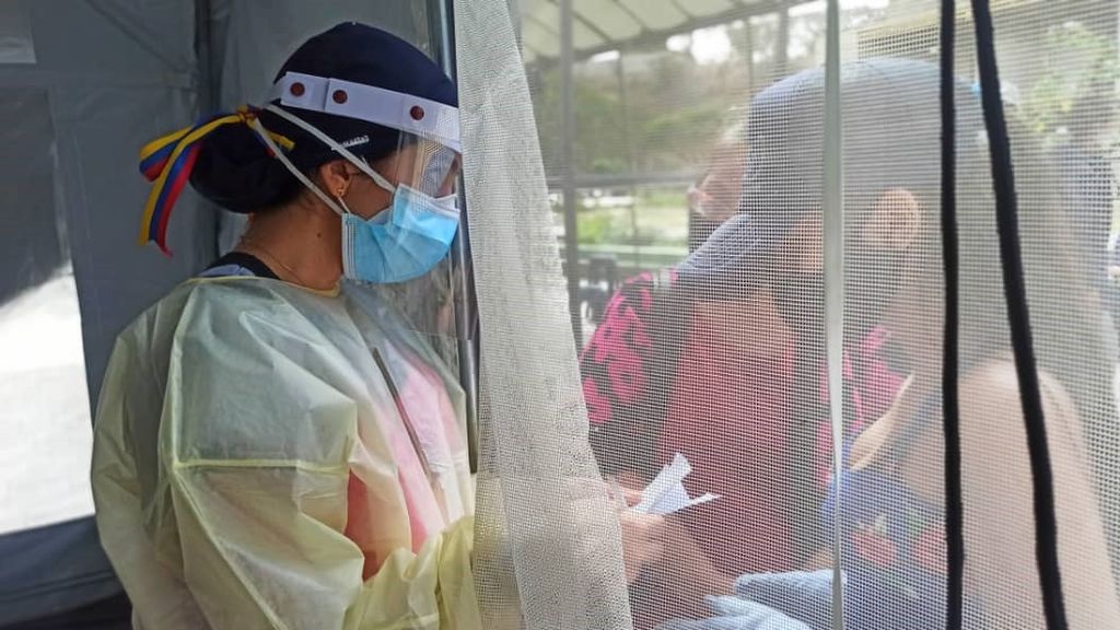 Hablan los médicos vacunados en Venezuela: "Trabajamos con las uñas"