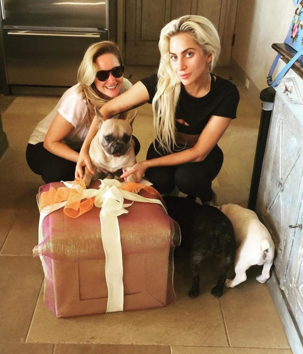 Lady Gaga con sus perros