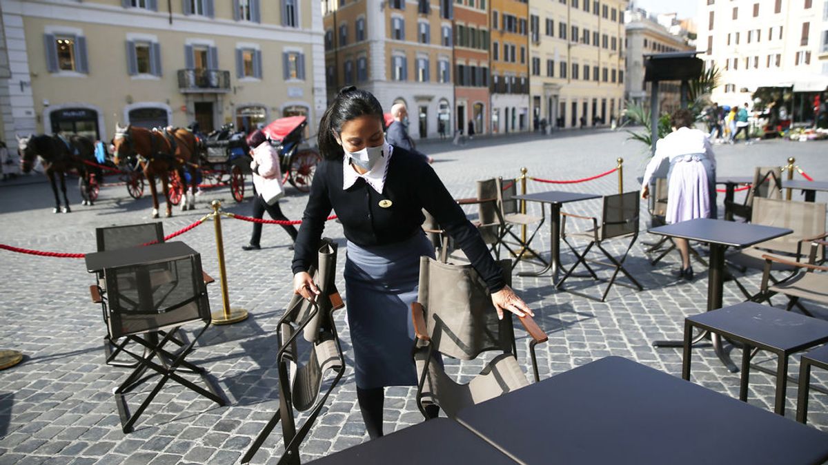 EuropaPress_3582677_26_february_2021_italy_rome_an_employee_prepares_tables_in_the_outdoor_area