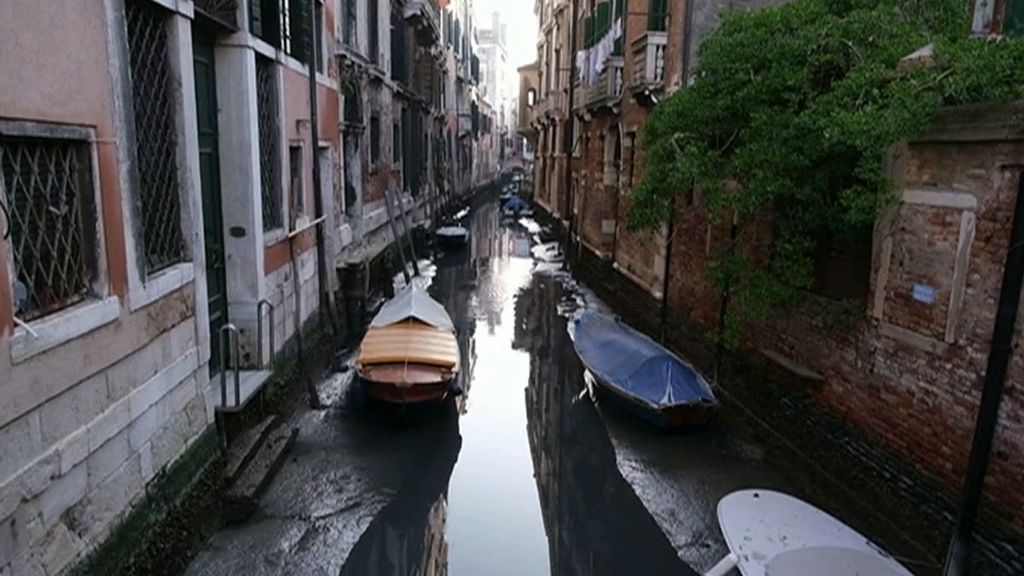 Una bajada excepcional de las mareas deja casi secos los canales de Venecia