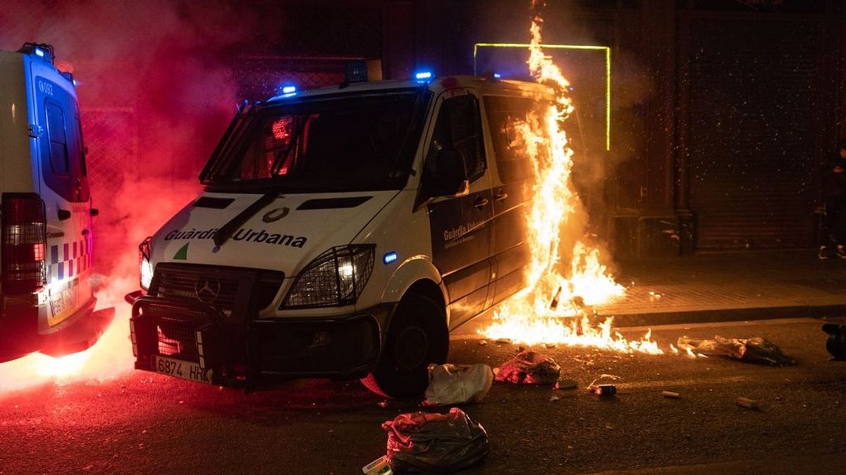 Incendian un furgón de la Guardia Urbana con agentes dentro durante las protestas pro Hasél Incendian un furgón de la Guardia Urbana con agentes dentro durante las protestas pro Hasél