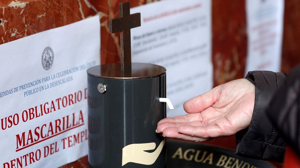 Una empresa crea dispensadores de agua bendita para evitar contagios en las iglesias