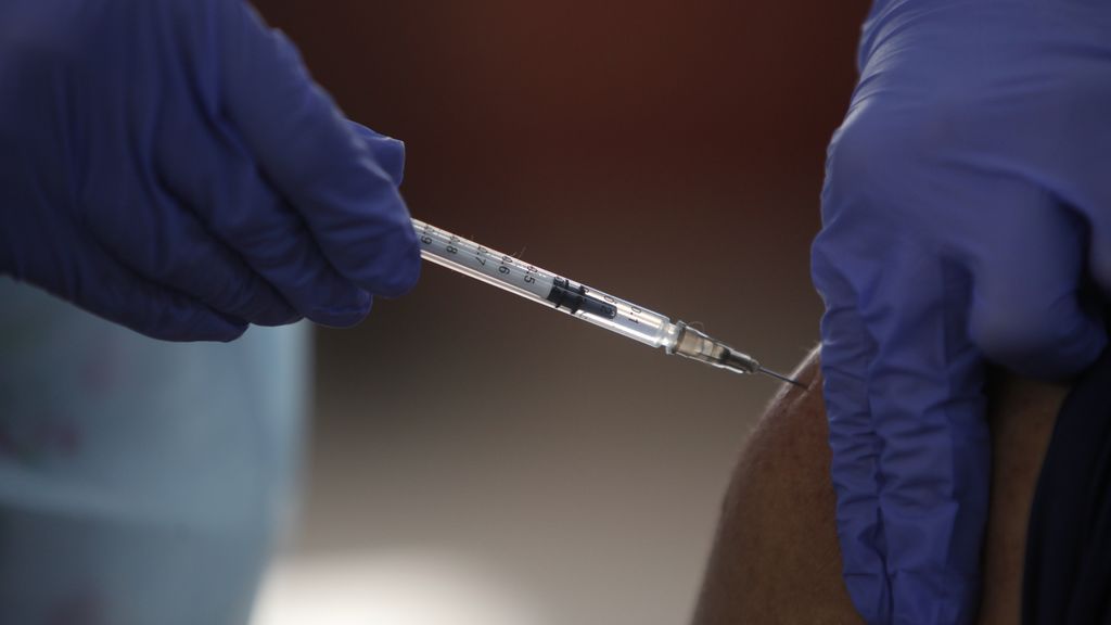 Comienzan a inocular contra la covid-19 a los vacunadores en Uruguay
