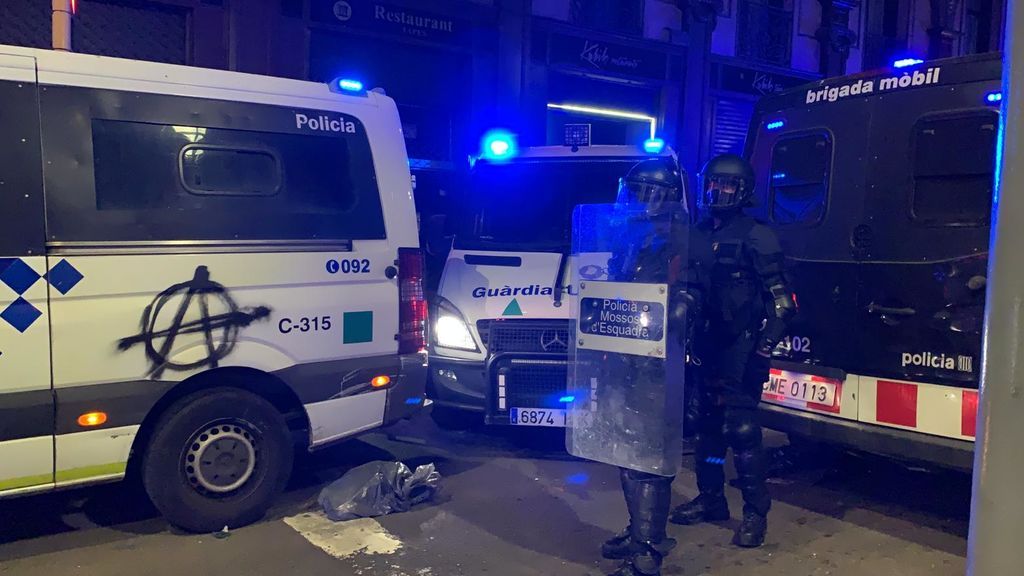 Disturbios en La Rambla durante la manifestación en apoyo a Pablo Hasél