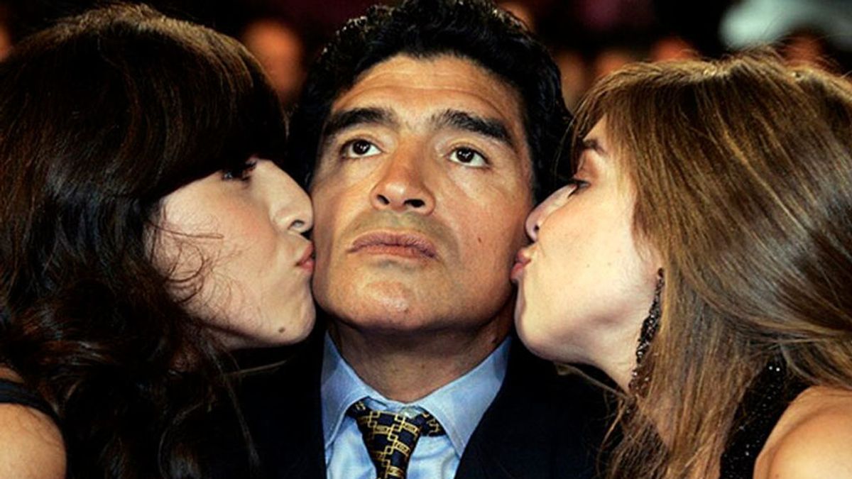 Las hijas de Maradona declaran ante el juez y vuelven a señalar al médico y la psiquiatra: “A mi papá le daban una pastilla misteriosa" Las hijas de Maradona declaran ante el juez y vuelven a señalar al médico y la psiquiatra: “A mi papá le daban una pastilla misteriosa"
