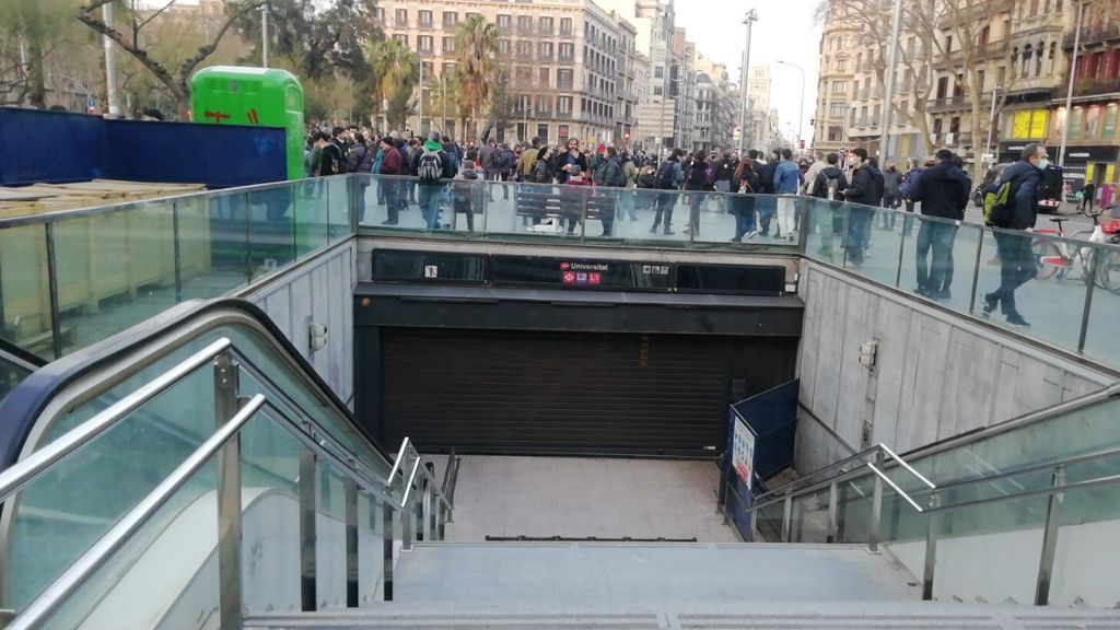 El metro de Barcelona cierra ante las protestas en apoyo a Pablo Hasél