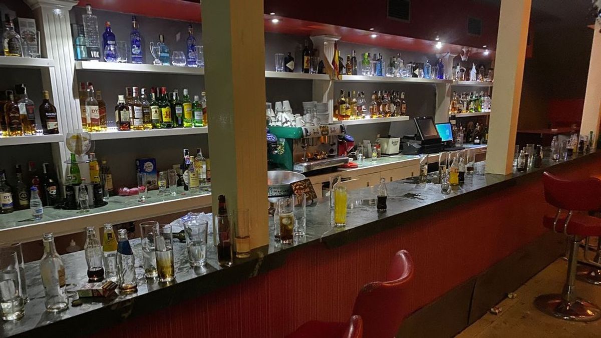 Macrofiesta clandestina en Jaén: policía y bomberos tienen que intervenir para desalojar a 79 personas de un bar Macrofiesta clandestina en Jaén: policía y bomberos tienen que intervenir para desalojar a 79 personas de un bar