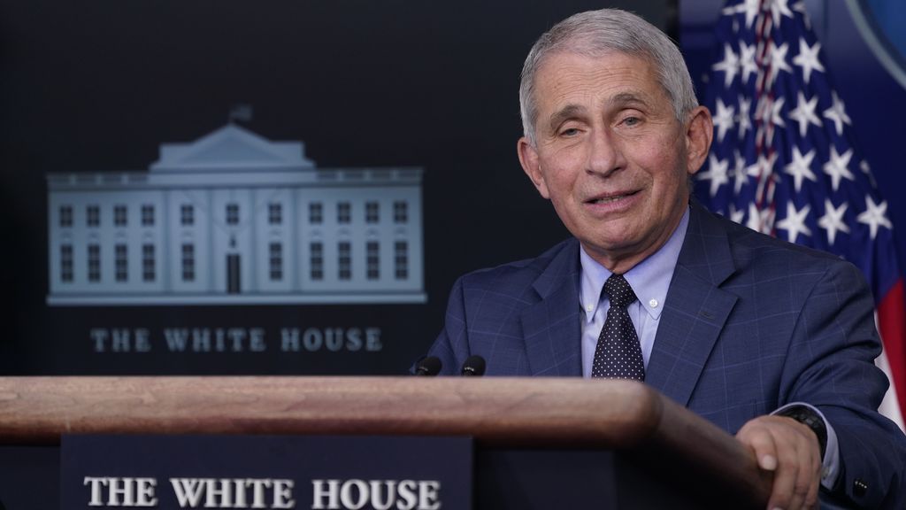 Fauci anima a los estadounidenses a vacunarse con la vacuna de Janssen: "Yo me la pondría" Fauci anima a los estadounidenses a vacunarse con la vacuna de Janssen: "Yo me la pondría"