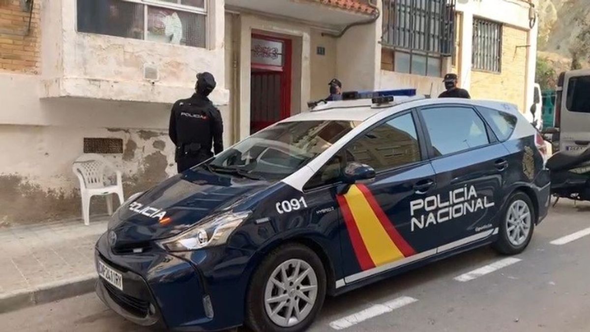 Desarticulada una mafia en Alicante que vendía y alquilaba viviendas que previamente ocupaba Desarticulada una mafia en Alicante que vendía y alquilaba viviendas que previamente ocupaba