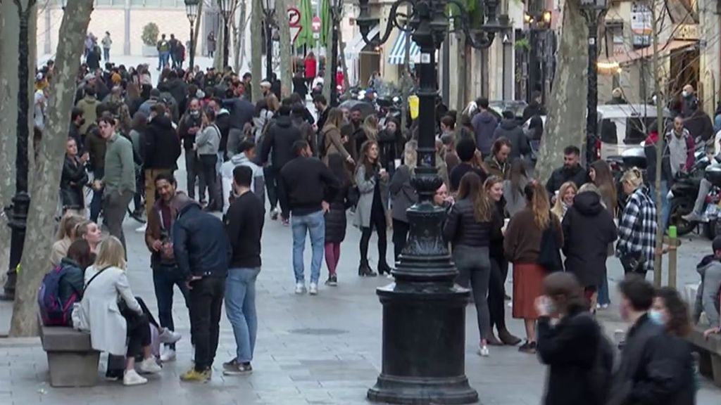 Aglomeraciones sin respetar las medidas de seguridad en el centro de Barcelona: "No podías ni andar"