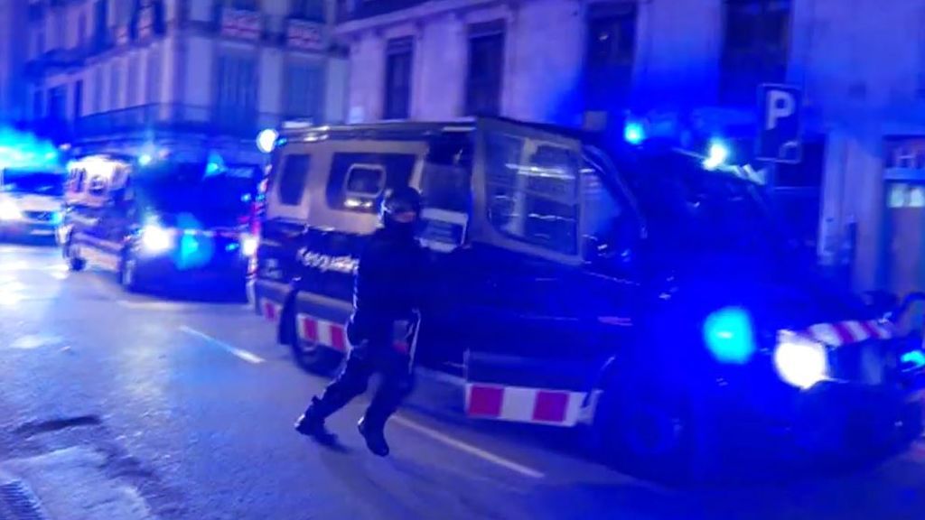 Catorce detenidos y seis agentes de Mossos heridos en los incidentes producidos en Barcelona