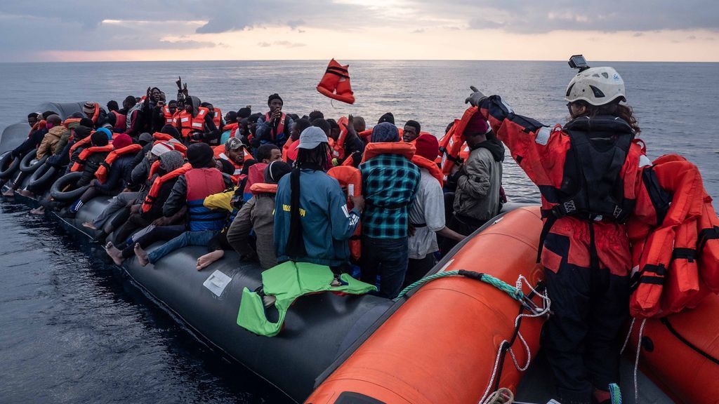 Sea Watch acoge a casi 320 migrantes en su barco tras un nuevo rescate en el Mediterráneo Sea Watch acoge a casi 320 migrantes en su barco tras un nuevo rescate en el Mediterráneo