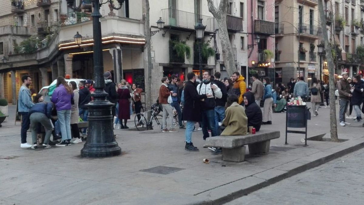 Jóvenes se reúnen en el Passeig del Born de Barcelona para hacer botellón sin medidas de seguridad Jóvenes se reúnen en el Passeig del Born de Barcelona para hacer botellón sin medidas de seguridad