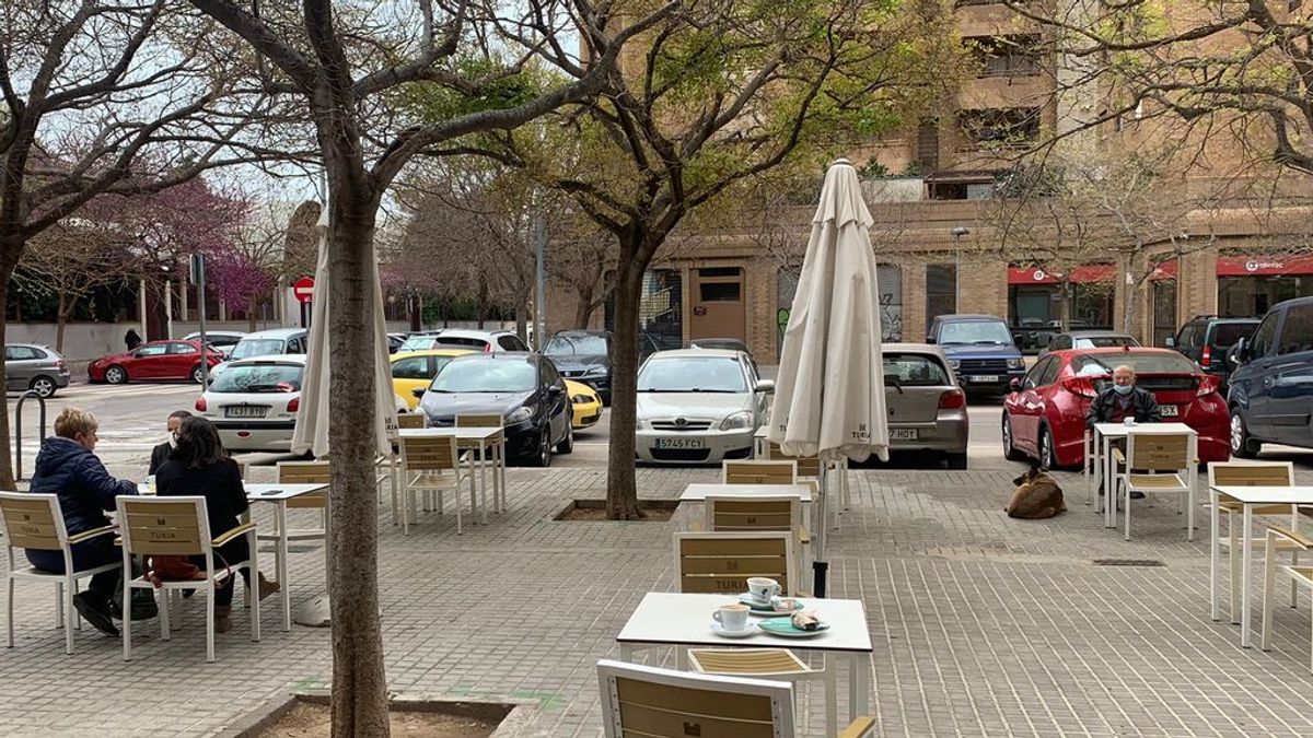 La hostelería valenciana reabre con incertidumbre y resignación: "Solo con las terrazas no podemos subsistir" La hostelería valenciana reabre con incertidumbre y resignación: "Solo con las terrazas no podemos subsistir"