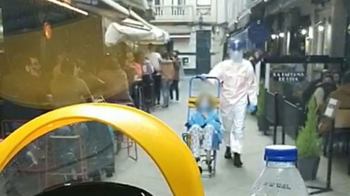 Las terrazas de los bares impiden que una ambulancia pueda recoger a una enferma con covid en A Coruña Las terrazas de los bares impiden que una ambulancia pueda recoger a una enferma con covid en A Coruña