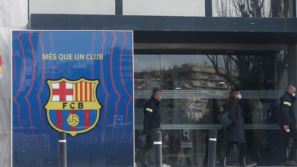 Agentes del Área Central de Delitos Económicos de los Mossos d'Esquadralas donde están realizando un registro en las oficinas