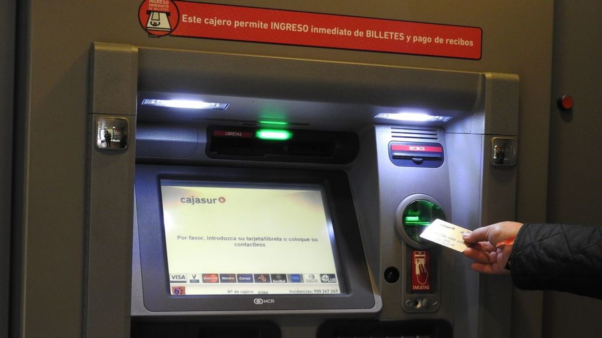 La pandemia hunde las retiradas de efectivo y hace desaparecer más de 1.000 cajeros automáticos La pandemia hunde las retiradas de efectivo y hace desaparecer más de 1.000 cajeros automáticos
