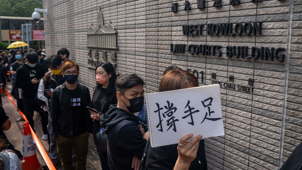 Hong Kong acusa de subversión a 47 activistas bajo la ley de seguridad china Hong Kong acusa de subversión a 47 activistas bajo la ley de seguridad china