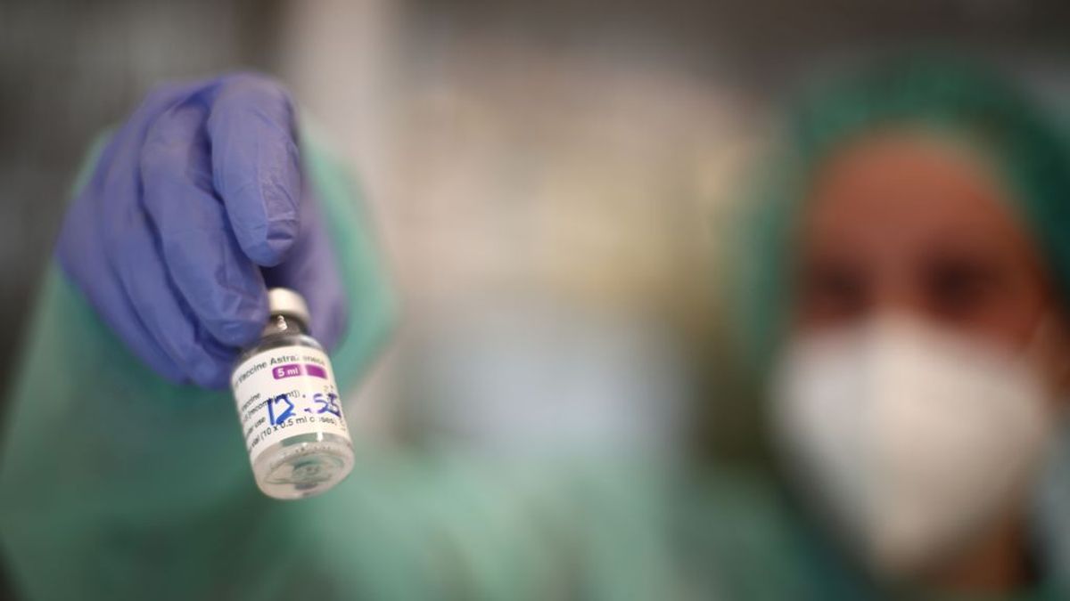 España no imitará a Alemania y seguirá sin poner la vacuna de AstraZeneca a los mayores España no imitará a Alemania y seguirá sin poner la vacuna de AstraZeneca a los mayores