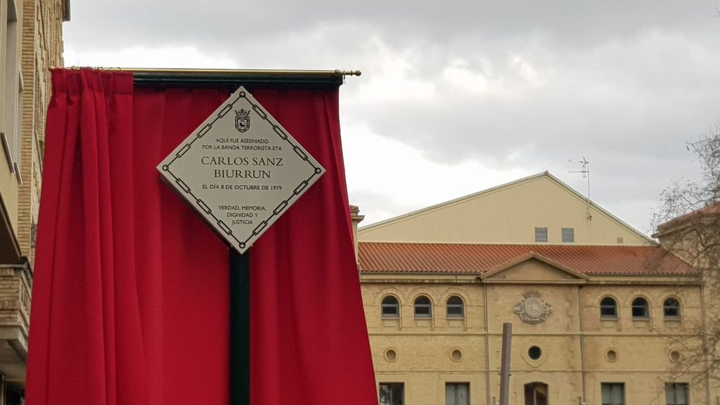 Placa que homenajea a Carlos Sanz Biurrum, víctima de ETA.