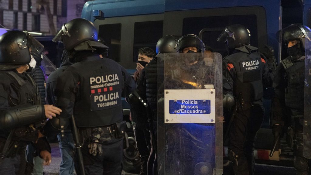 El Govern catalán insta a la CUP a condenar la quema del furgón policial en Barcelona celebrada por las juventudes de Arran El Govern catalán insta a la CUP a condenar la quema del furgón policial en Barcelona celebrada por las juventudes de Arran