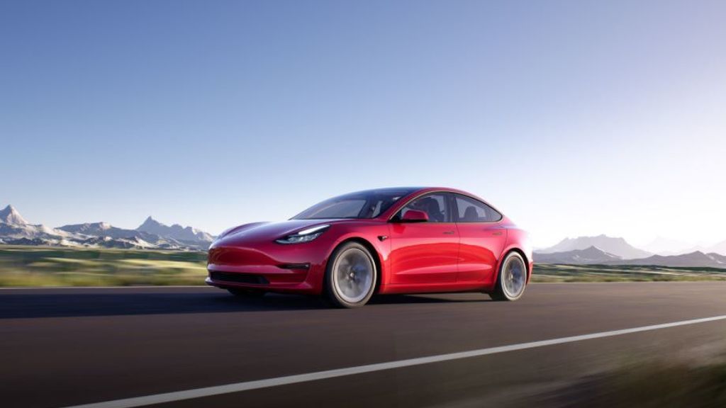 Cómo es el Tesla Model 3, el coche de lujo más vendido en Estados Unidos