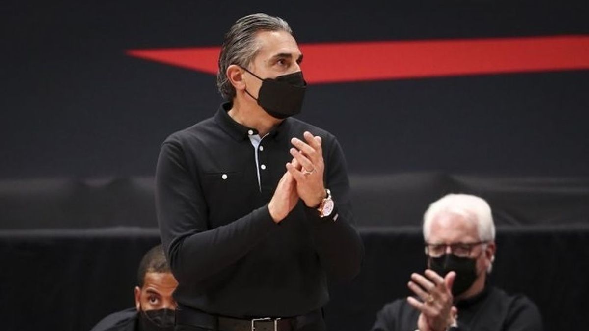 "Minifiesta" en el vestuario de los Raptors por la primera victoria de Sergio Scariolo como primer entrenador "Minifiesta" en el vestuario de los Raptors por la primera victoria de Sergio Scariolo como primer entrenador