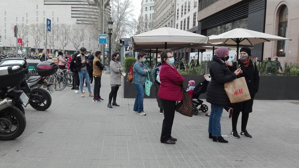 Larga cola para entrar al Primark de plaza Cataluña
