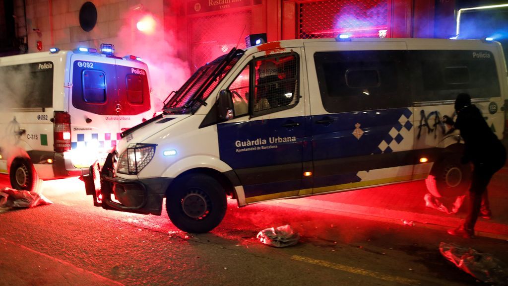 Ataque planificiado contra cuatro furgones de Mossos y Guardia Urbana de Barcelona